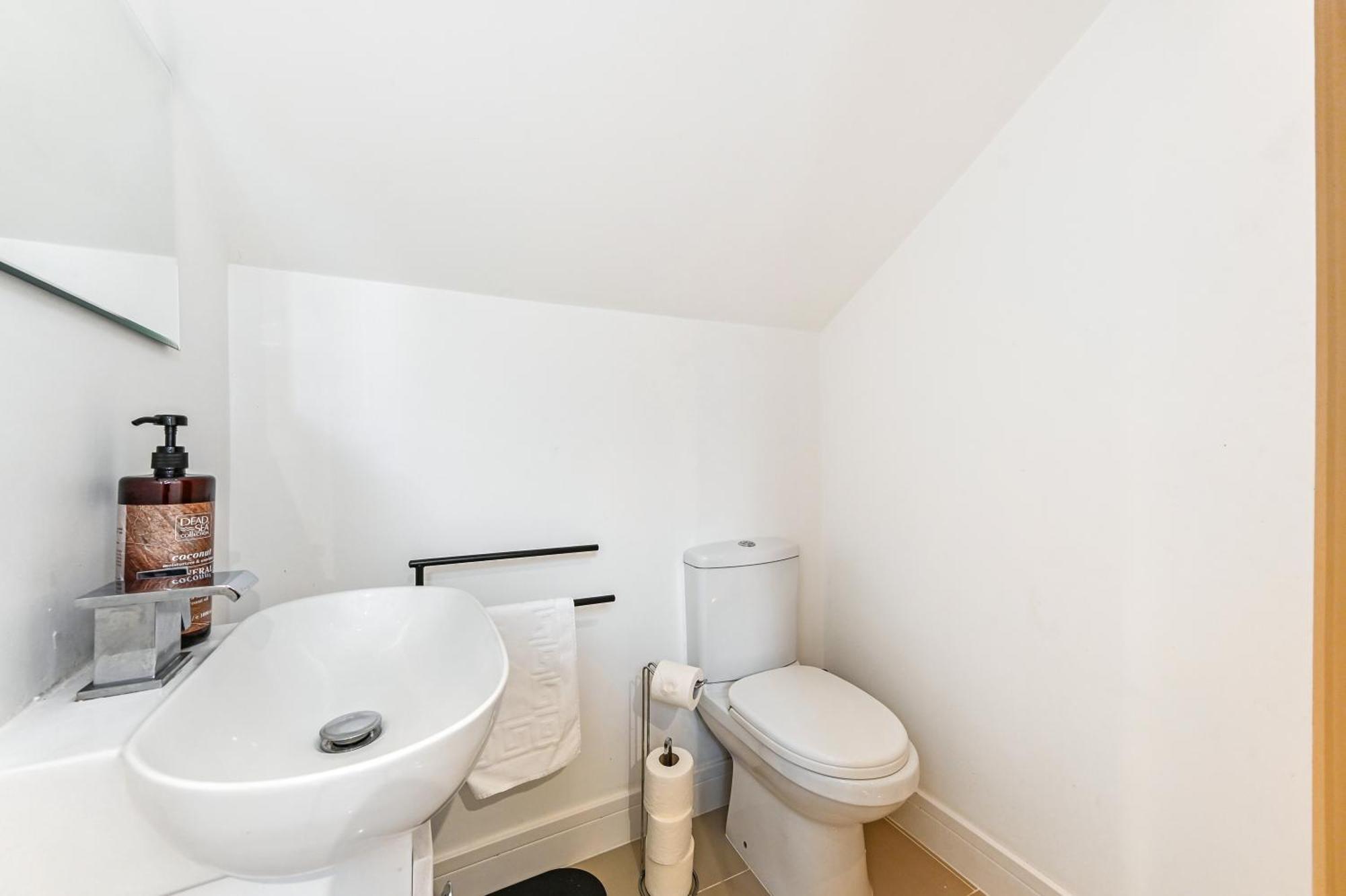 Family 1 Bed Apt Near Cardiff City Centre, Free Parking, Quiet, Secure Neighbourhood Exterior foto
