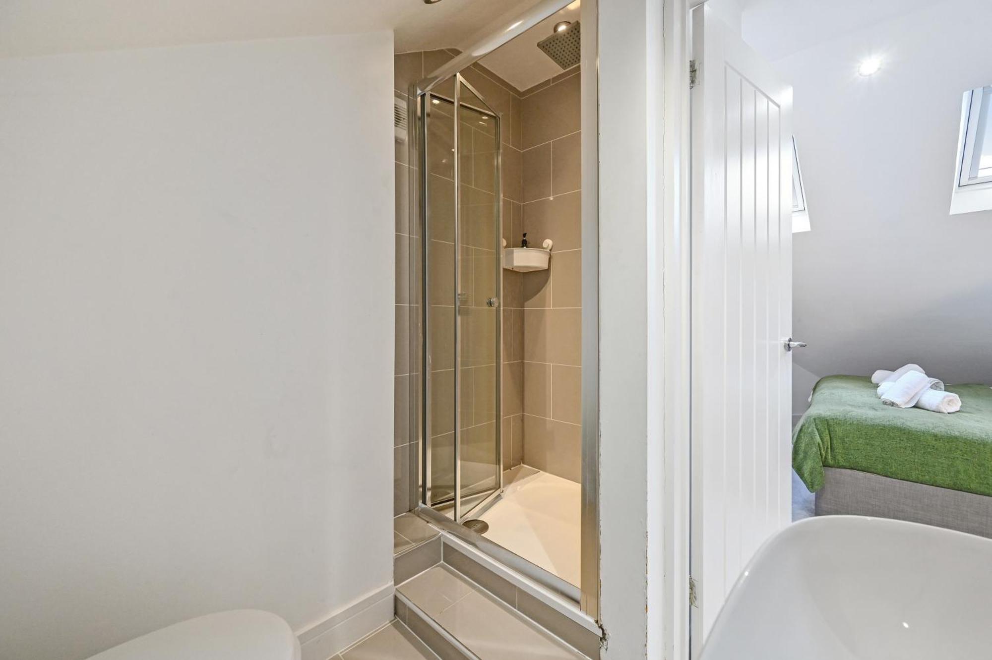 Family 1 Bed Apt Near Cardiff City Centre, Free Parking, Quiet, Secure Neighbourhood Exterior foto